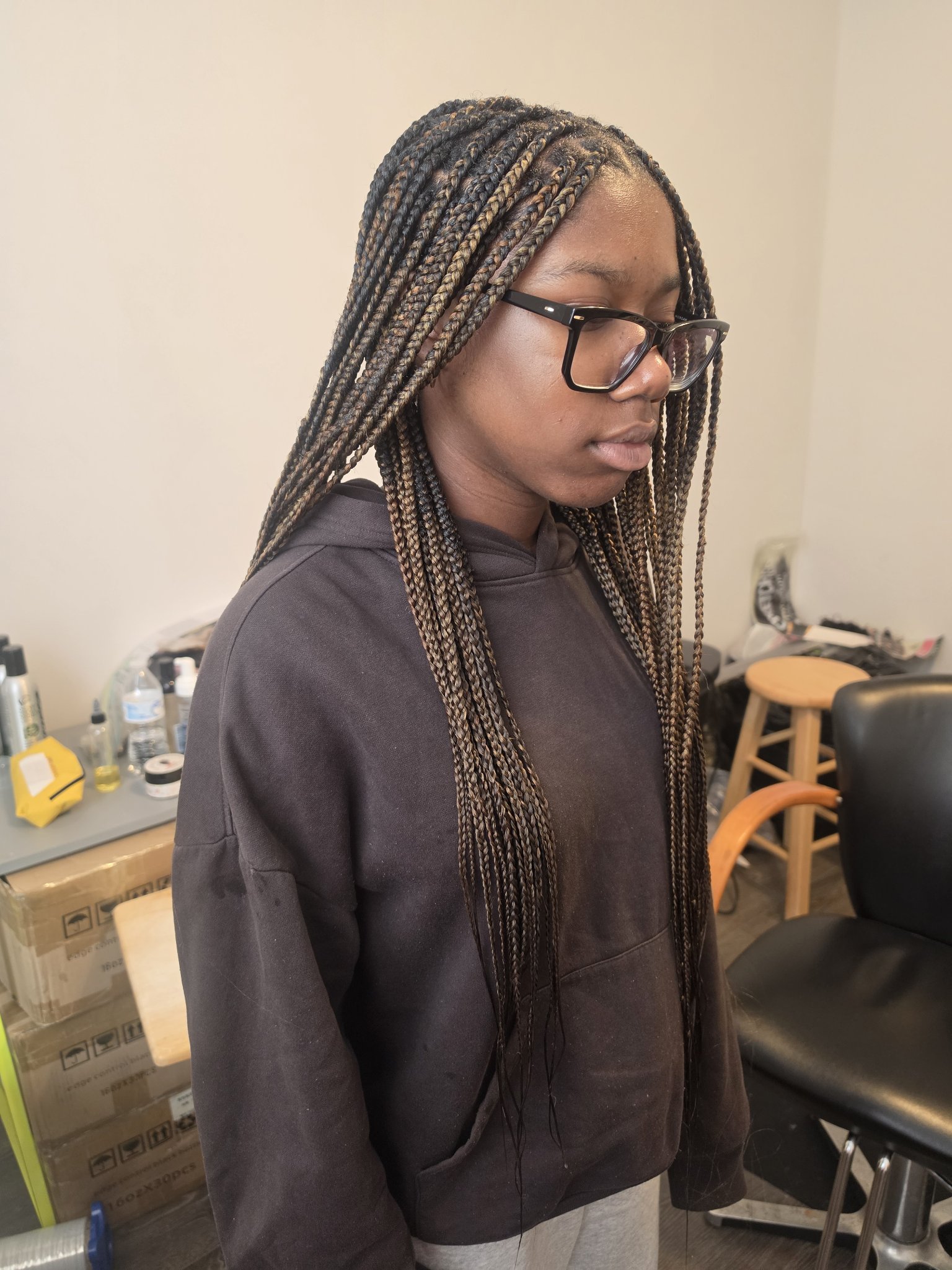 Long knotless box braids in a black and honey-blonde blend
